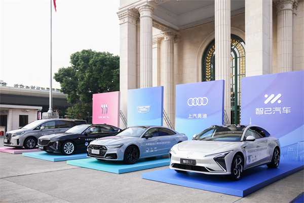 z6尊龙凯时官方网站集团向进博会交付750辆“政要接待用车”